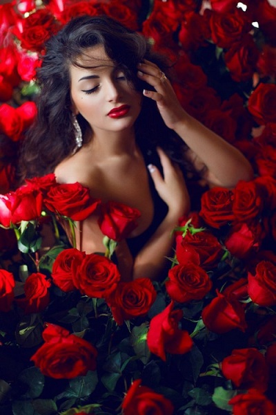 donna con rose
